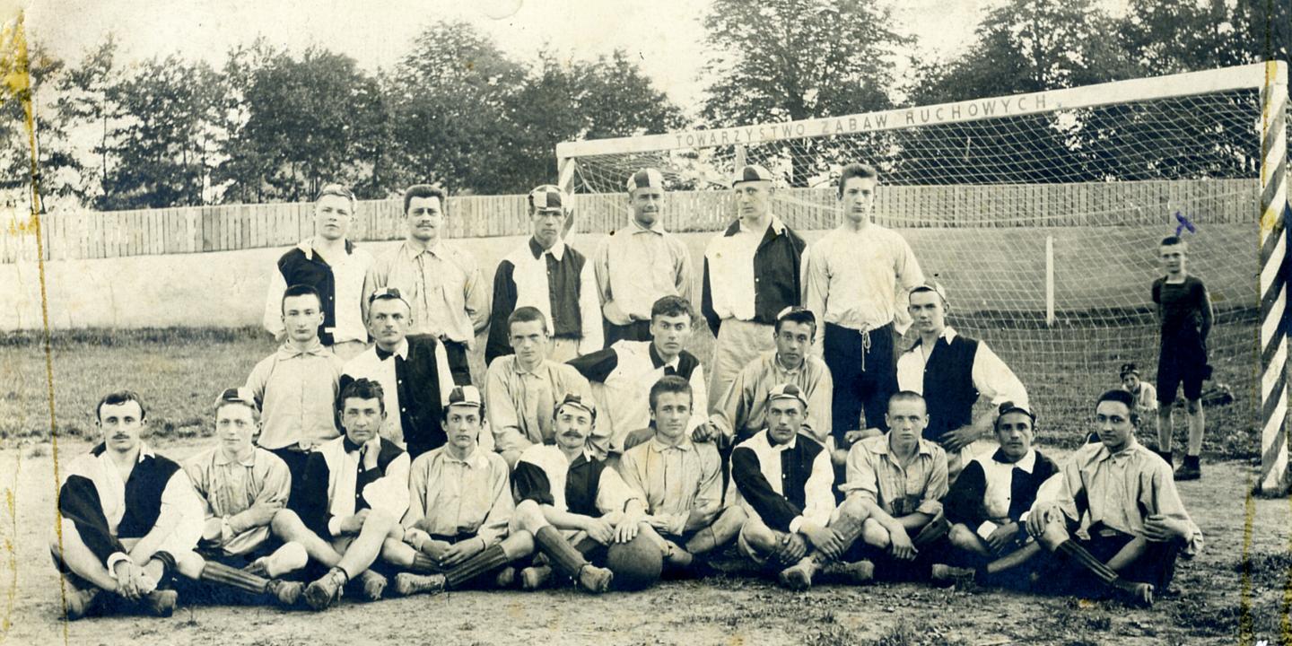 Drużyny piłkarskie Pogoni Lwów I (koszulki w pasy) i Pogoni Lwów II (czarno-białe koszule)