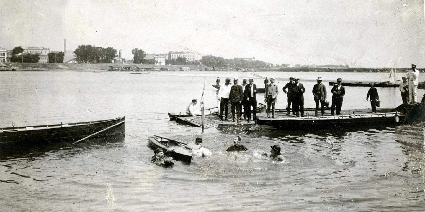 Kurs pływacki w przystani WTW, pokaz ratownictwa, Warszawa 1910 r.