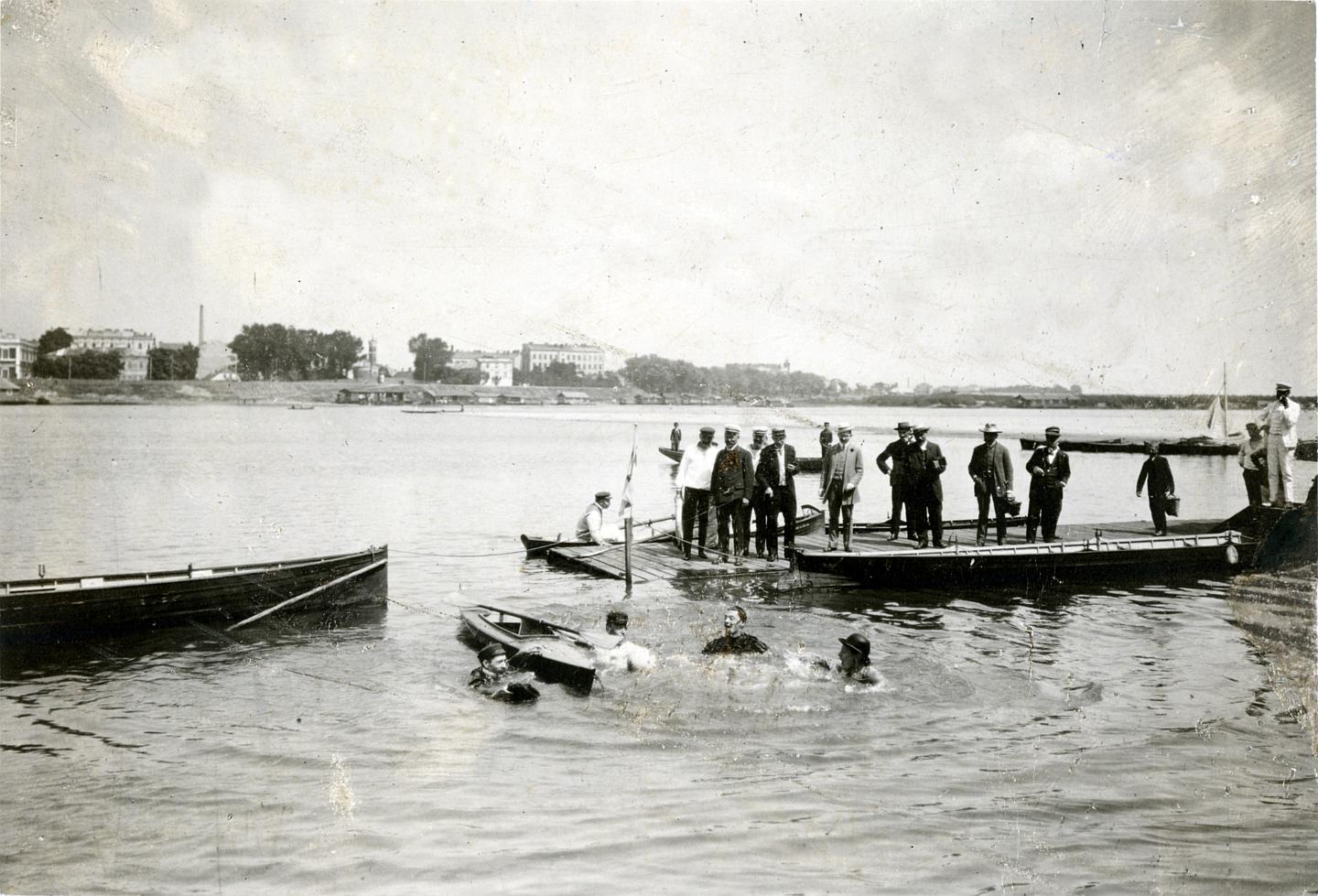 Kurs pływacki w przystani WTW, pokaz ratownictwa, Warszawa 1910 r.